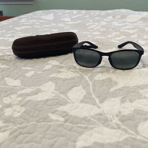 MAUI JIM FRONT STREET MJ 431 11-T Polarized black frames, gray lens,classic chic